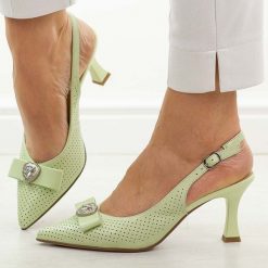 Zielone skórzane sandały damskie DiA 3119. Zielone sandały damskie DiA, bez wzorów, ze skóry, bez obcasa, na obcasie. W wyprzedaży za 395.12 zł.