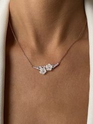 Les Petites Précieuses Pozłacany naszyjnik z elementem ozdobnym - dł. 40 cm rozmiar: onesize. Białe naszyjniki damskie Les Petites Précieuses, pozłacane. Za 152.99 zł.