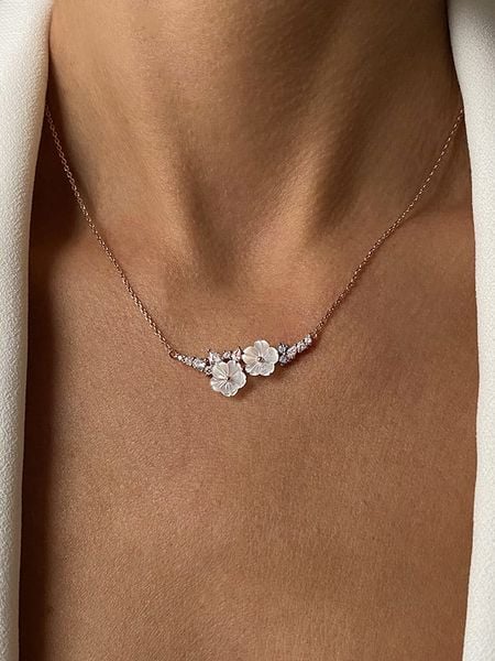 Les Petites Précieuses Pozłacany naszyjnik z elementem ozdobnym - dł. 40 cm rozmiar: onesize. Białe naszyjniki damskie Les Petites Précieuses, pozłacane. Za 152.99 zł.