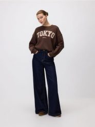 Bluza z haftowanym napisem - ciemnobrązowy. Brązowe bluzy bez kaptura damskie Reserved, l, z bawełny. W wyprzedaży za 69.99 zł.