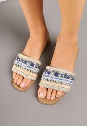 Niebiesko-Beżowe Klapki z Plecionką w Stylu Boho i Nitami Karvisa. Niebieskie klapki damskie Born2be, bez wzorów, z jeansu, bez obcasa, na płaskiej podeszwie. Za 69.99 zł.