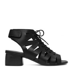 Sandały Remonte. Czarne sandały damskie Remonte, bez wzorów, bez obcasa, na słupku. Za 389.99 zł.