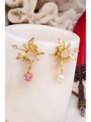 L'Atelier de Gaia Pozłacane kolczyki z perłami i cyrkoniami rozmiar: onesize. Białe kolczyki damskie L'Atelier de Gaia, z cyrkonią, pozłacane. Za 95.92 zł.