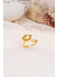 Pierres delicates Pozłacany pierścionek z perłą syntetyczną rozmiar: onesize. Żółte pierścionki damskie Pierres delicates, z perłą, pozłacane. Za 45.95 zł.