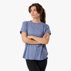 Koszulka treningowa damska Swedemount Core Loose Fit Tee szybkoschnąca. Niebieskie topy sportowe damskie SWEDEMOUNT, bez wzorów, bez ramiączek. W wyprzedaży za 57.00 zł.