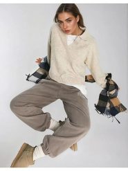 Monki Sweter w kolorze kremowym rozmiar: M. Brązowe swetry klasyczne damskie Monki, m, bez kołnierzyka. Za 52.67 zł.