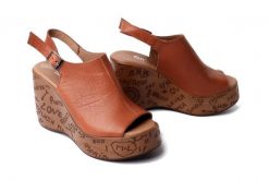 Artiker Relaks 58C3096 TAN, sandały damskie. Brązowe sandały damskie Artiker Relaks, bez wzorów, ze skóry, bez obcasa, na koturnie. Za 274.90 zł.