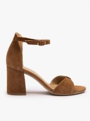 Brązowe eleganckie sandały na słupku. Brązowe sandały damskie Ryłko, bez wzorów, ze skóry, bez obcasa, na obcasie. Za 399.99 zł.