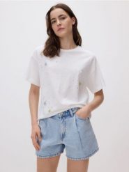 T-shirt z biżuteryjnymi aplikacjami - złamana biel. T-shirty damskie Reserved, l, z aplikacjami, z bawełny, bez kołnierzyka. W wyprzedaży za 69.99 zł.