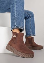 Brązowe Botki Typu Sztyblety Vices z Metaliczną Ozdobą Alirrive. Brązowe botki damskie Born2be, z jeansu, eleganckie, bez obcasa, na płaskiej podeszwie, bez zapięcia. Za 89.99 zł.