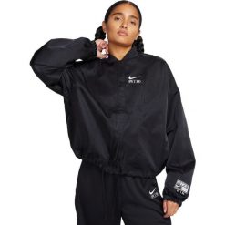 Kurtka Nike Air Oversized Woven Bomber Jacket, Kobiety. Czarne kurtki damskie Nike, bez wzorów, z nylonu, bez kaptura. Za 690.00 zł.