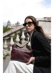 Maison héritage PARIS Skórzana torebka "Mini July" w kolorze bordowym - 30 x 16 x 13 cm rozmiar: onesize. Czerwone torebki klasyczne damskie maison héritage PARIS, bez wzorów, z materiału, bez dodatków. Za 260.99 zł.