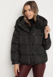 Czarna Kurtka Puffer o Fasonie Oversize z Kapturem i Naszywką Azirva. Czarne kurtki damskie Born2be, l, z aplikacjami, z dzianiny, z kapturem. Za 169.99 zł.