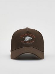 Czapka baseball z haftem - ciemnobrązowy. Brązowe czapki męskie Reserved, bez wzorów. W wyprzedaży za 25.99 zł.