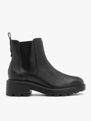 Czarne sztyblety damskie z dekoracyjnym cięciem przy gumie. Czarne botki damskie Ryłko, ze skóry, z okrągłym noskiem, bez obcasa, bez zapięcia. Za 429.99 zł.