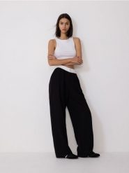 Spodnie z kontrastowym pasem - czarny. Czarne spodnie materiałowe damskie Reserved, bez wzorów, z tkaniny. W wyprzedaży za 109.99 zł.