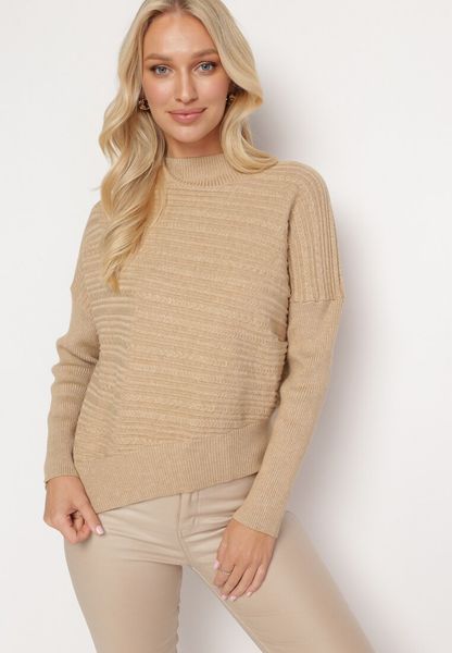 Jasnobeżowy Sweter z Wełną o Asymetrycznym Fasonie z Tłoczeniem Sarositte. Brązowe swetry klasyczne damskie Born2be, z wełny, z asymetrycznym kołnierzem. Za 84.99 zł.