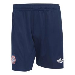 Krótki spodenki zewnętrzne Bayern Monachium 2026/27. Niebieskie szorty męskie Adidas, bez kołnierzyka. Za 194.00 zł.