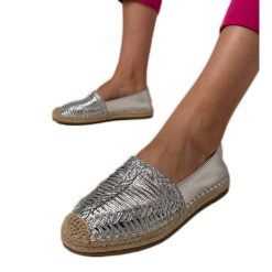 Srebrne espadryle ażurowe na platformie srebrny. Szare espadryle damskie w ażurowe wzory, z materiału, bez obcasa, na platformie. Za 81.09 zł.