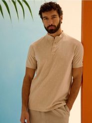 Bawełniana koszulka polo - kremowy. Białe koszulki polo męskie Sinsay, l, bez wzorów, z bawełny, bez ramiączek. Za 29.99 zł.