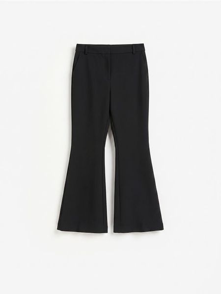 Spodnie flare - czarny. Czarne spodnie materiałowe damskie Reserved, bez wzorów, z tkaniny. Za 149.99 zł.