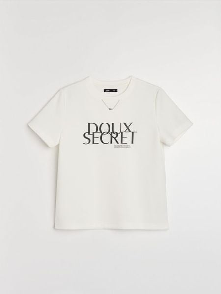 Koszulka z wiskozą i ozdobną zawieszką - kremowy. Białe t-shirty damskie Sinsay, l, bez wzorów, z wiskozy, bez kołnierzyka. Za 29.99 zł.