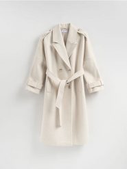 Dwurzędowy płaszcz z paskiem - kremowy. Białe płaszcze damskie Reserved, l, bez wzorów, z tkaniny. Za 259.99 zł.