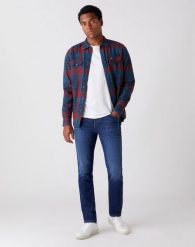 SPODNIE MĘSKIE WRANGLER TEXAS SLIM VELVERY BLUE W12SAO91Y 112126501. Niebieskie spodnie materiałowe męskie Wrangler, bez wzorów, z jeansu. Za 229.99 zł.