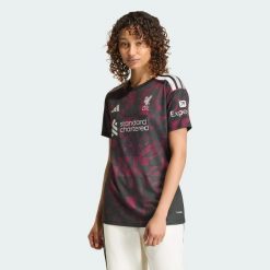 Koszulka z trzeciego zestawu Liverpool FC 26/27. Czarne t-shirty damskie Adidas, xs, bez wzorów, z dzianiny, bez kołnierzyka. Za 439.00 zł.