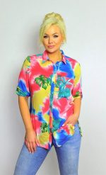 Elegancka koszula w letnie czerwone wzory z rękawem 3/4 PLUS SIZE XXL. Czerwone koszule damskie Nasi partnerzy, na lato, plus size, bez wzorów, z bawełny, eleganckie, bez kołnierzyka, plus size, bez ramiączek. Za 199.90 zł.