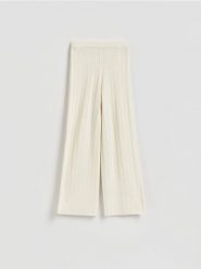 Dzianinowe spodnie - kremowy. Białe spodnie materiałowe damskie Reserved, bez wzorów, z dzianiny. Za 139.99 zł.