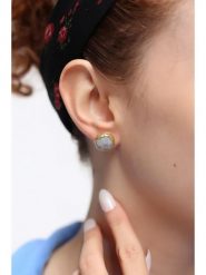 Pierres delicates Pozłacane kolczyki-wkrętki z kamieniami księżycowymi rozmiar: onesize. Żółte kolczyki damskie Pierres delicates, z kamieniem księżycowym, pozłacane. Za 87.19 zł.