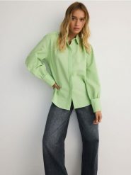 Koszula oversize w piżamowym stylu - zielony. Zielone koszule damskie Reserved, l, bez wzorów, z bawełny, bez kołnierzyka, bez ramiączek. W wyprzedaży za 49.99 zł.