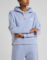 LEE ESSENTIAL HOODIE DAMSKA BLUZA LOGO PARRY BLUE L53PLJ66 112320680. Niebieskie bluzy z kapturem damskie Lee, l. Za 189.99 zł.