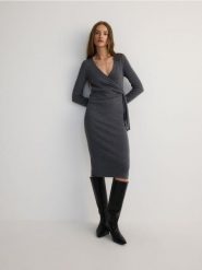 Sukienka midi z domieszką wełny - szary. Szare sukienki damskie Reserved, l, bez wzorów, z dzianiny, bez kołnierzyka, bez ramiączek, midi, dopasowane. W wyprzedaży za 119.99 zł.