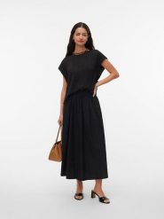 Vero Moda Bluzka w kolorze czarnym rozmiar: XS. Czarne bluzki damskie Vero Moda, xs, bez wzorów, bez kołnierzyka, bez ramiączek. Za 71.56 zł.