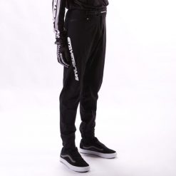 BMX Spodenki ochronne Stay Strong V2 BMX Race Spodnie - 28 - Czarny/Biały. Czarne szorty damskie STAY STRONG, bez wzorów, z materiału. Za 425.99 zł.