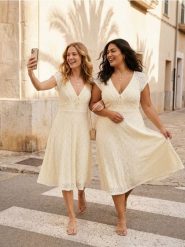 Dzianinowa sukienka midi z ażurowym wzorem - kremowy. Białe sukienki damskie Sinsay, l, w ażurowe wzory, z dzianiny, bez kołnierzyka, bez ramiączek, midi. Za 59.99 zł.