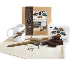 Łoś — paczka (Zawartość paczki: koszulka - torba - kubek - słodycze; Rozmiar koszulki / bluzy: 3XL (damska); Kolor koszulki / bluzy: biały; Rodzaj nad. Białe t-shirty damskie nikiniki, bez wzorów, z bawełny, bez dodatków. Za 179.00 zł.