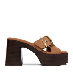 Klapki Guess Jeans. Brązowe klapki damskie Guess Jeans, z aplikacjami, z jeansu, bez obcasa. Za 329.99 zł.