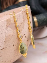 L'Atelier de Gaia Pozłacane kolczyki-wkrętki z prehnitem rozmiar: onesize. Zielone kolczyki damskie L'Atelier de Gaia, z prehnitem, pozłacane. Za 60.99 zł.