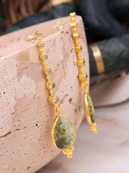 L'Atelier de Gaia Pozłacane kolczyki-wkrętki z prehnitem rozmiar: onesize. Zielone kolczyki damskie L'Atelier de Gaia, z prehnitem, pozłacane. Za 78.47 zł.