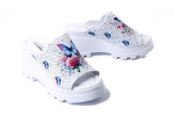 ARTIKER RELAKS 56C0428 white, klapki damskie. Białe klapki damskie Artiker Relaks, bez wzorów, bez obcasa, na koturnie. Za 194.93 zł.