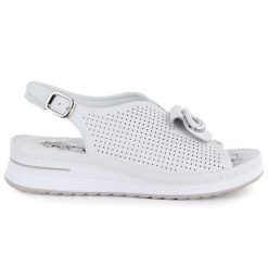 Sandały damskie na koturnie białe eVento 9759. Białe sandały damskie Evento, w ażurowe wzory, ze skóry ekologicznej, bez obcasa, na koturnie. Za 189.99 zł.