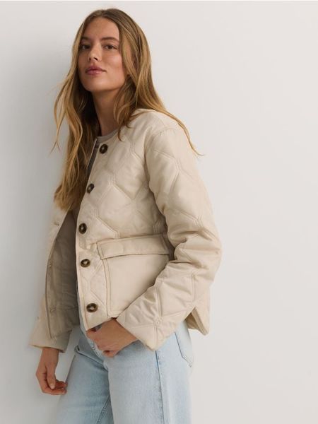Pikowana kurtka oversize - kremowy. Białe kurtki damskie Reserved, l, bez wzorów, z tkaniny, bez kaptura. W wyprzedaży za 99.99 zł.