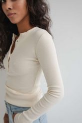 Dopasowany top z dekoltem na zatrzaski w kolorze WARM BEIGE skin peach - MOODY NAP. Brązowe topy damskie Marsala, s, bez wzorów, z bawełny, bez kołnierzyka. Za 179.90 zł.