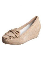 Logan Mokasyny w kolorze piaskowym na koturnie rozmiar: 37. Brązowe czółenka damskie Logan, z aplikacjami, bez obcasa, na koturnie. Za 221.36 zł.