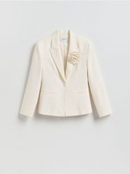 Marynarka z broszką - kremowy. Białe broszki damskie Reserved, l, bez wzorów, z tkaniny. Za 299.99 zł.