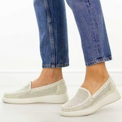 Beżowe ażurowe mokasyny damskie Sergio Leone Mk097H. Brązowe mokasyny damskie Sergio Leone, z jeansu. Za 149.00 zł.