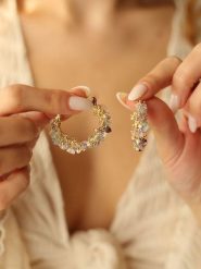 Pierres delicates Pozłacane kolczyki-półkreole z perłami i ametystami rozmiar: onesize. Różowe kolczyki damskie Pierres delicates, z ametystem, pozłacane. Za 56.99 zł.